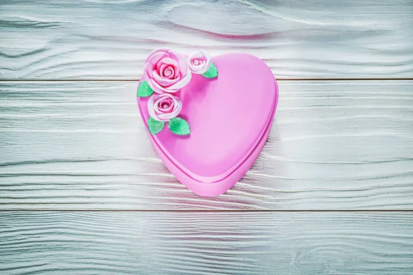 Scatola regalo a forma di cuore su tavola di legno celebrazioni concetto — Foto Stock