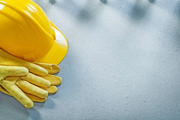 Gants de sécurité à chapeau dur sur le concept de construction de surface en béton — Photo