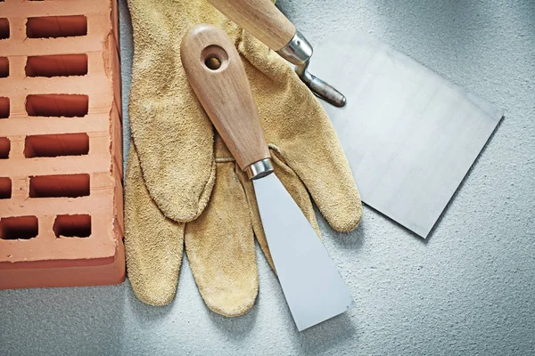 Красный кирпич перчатки безопасности краски скребки на бетонной поверхности кирпича — стоковое фото