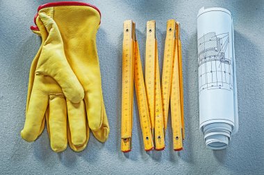 Koruyucu eldiven inşaat planları ahşap ölçerde beton ba