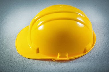 Sarı güvenlik kapağı arka plan Beton İnşaat kavramı üzerinde