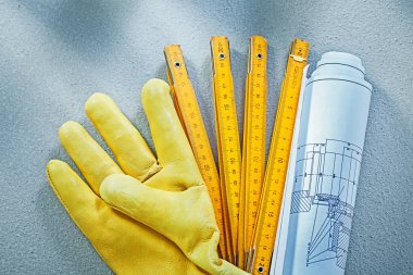 Çalışma eldiven inşaat çizimleri ahşap ölçerde konsantrasyon kümesi