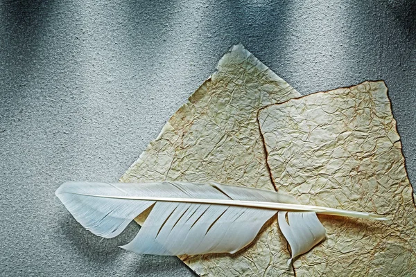 Αρχαία τσαλακωμένο χαρτί φύλλο λοφίο σε γκρι επιφάνεια — Φωτογραφία Αρχείου