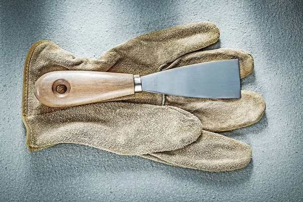 Cuchillo paleta guantes protectores de cuero sobre fondo concreto c — Foto de Stock