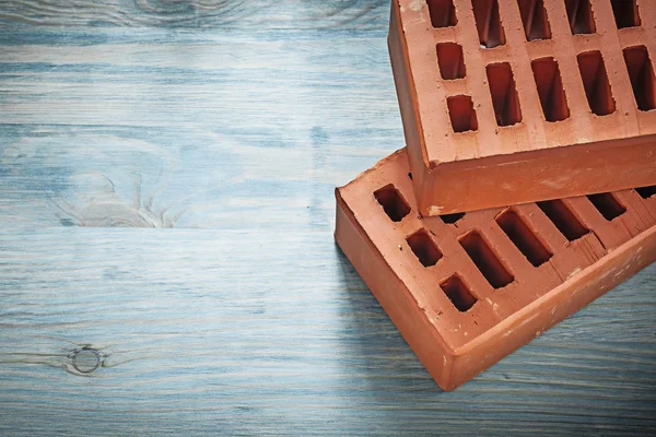 Pareja de ladrillos rojos en concepto de construcción de tableros de madera — Foto de Stock