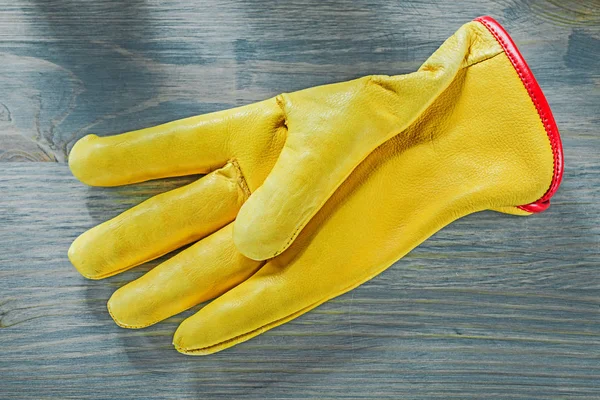 Skórzane rękawice ochronne na desce budowa koncepcji — Zdjęcie stockowe