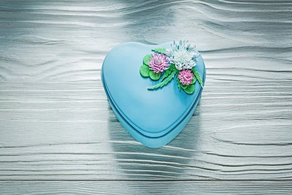 Scatola regalo blu a forma di cuore sul concetto di vacanze in legno — Foto Stock