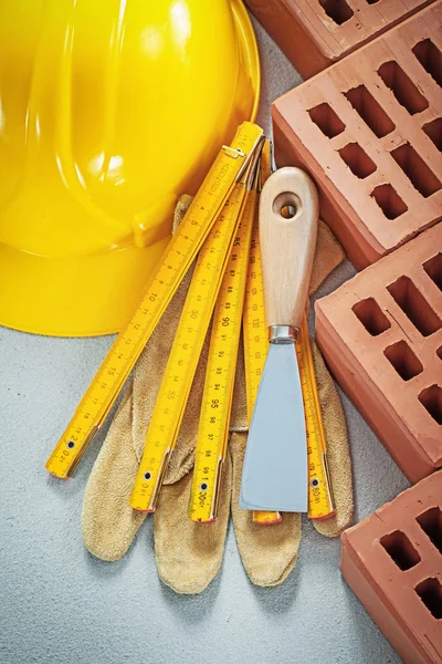 Set di strumenti per la posa di mattoni su cemento concetto di costruzione di sfondo — Foto Stock