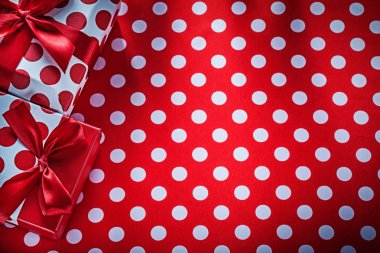 Bir şekilde dekore edilmiş armağan benekli kırmızı masa bez kutlamalar con üstünde