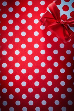 Benekli kırmızı masa bez tatil kavramı mevcut kutusunda