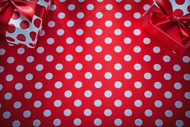 Benekli kırmızı masa bez kutlamalar con üzerinde Noel hediyeleri