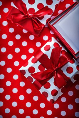 Benekli kırmızı yazdırma arka plan kutlamalar üzerinde hediye kutuları kümesi