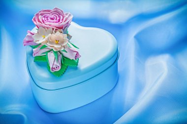 Arka plan tatil kavramı kutu mavi kumaş üzerine mevcut