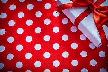 Benekli kırmızı kumaş kutlamalar düğüm ile beyaz hediye kutusu