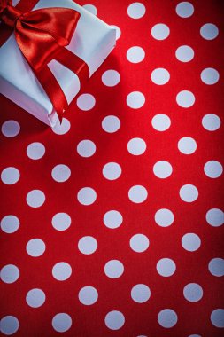 Hediye kutusu benekli kırmızı kumaş tatil kavramı Paketli