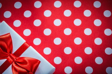 Benekli kırmızı kumaş kutlamalar co düğüm ile beyaz hediye kutusu