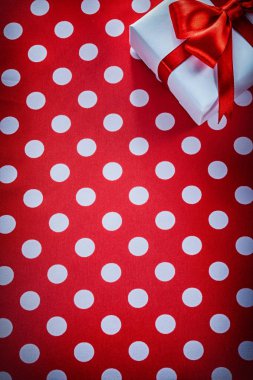 Hediye kutusu benekli kırmızı kumaş tatil kavramı