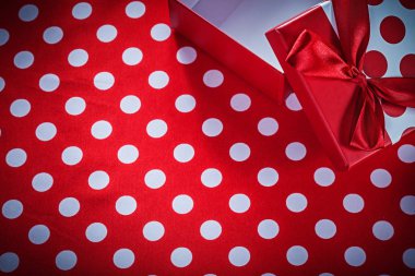 Benekli kırmızı kumaş kutlamalar kavramı üzerinde hediye kutusu açıldı