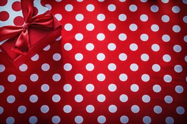 Benekli kırmızı masa örtüsü tatil kavramı üzerinde kaydırılan hediye kutusu