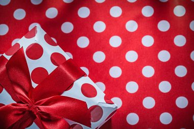 Benekli kırmızı masa bez holida üzerinde yay ile sarılmış mevcut kutusu