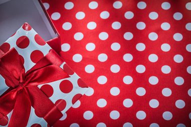 Benekli kırmızı Tekstil kutlamalar conce üzerinde yay ile mevcut kutusu