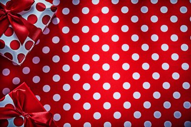 Benekli kırmızı masa bez tatil kavramı üzerinde hediyeler dekore edilmiş