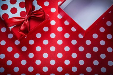 Benekli kırmızı masa örtüsü kutlamalar konsantrasyon üzerinde mevcut kutuyu açtın