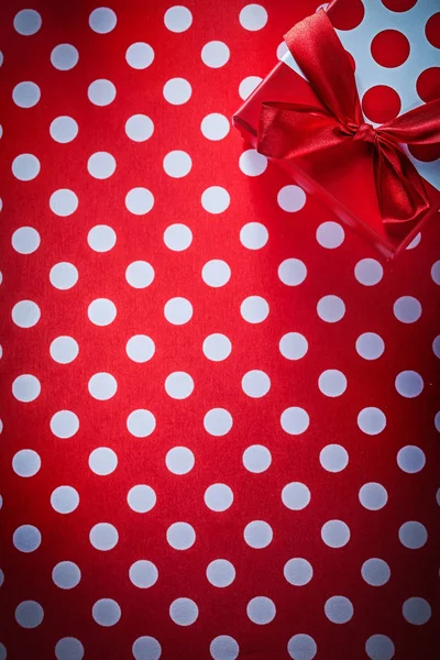 Подарункова коробка на червоному столі концепція свят тканини — стокове фото