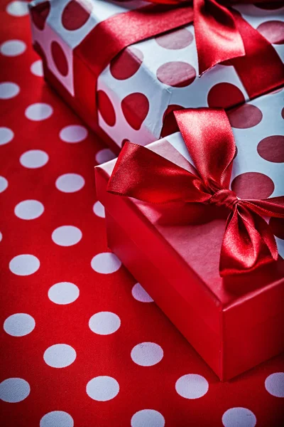 Benekli kırmızı Tekstil kutlamalar kavramı üzerinde Noel hediyeleri