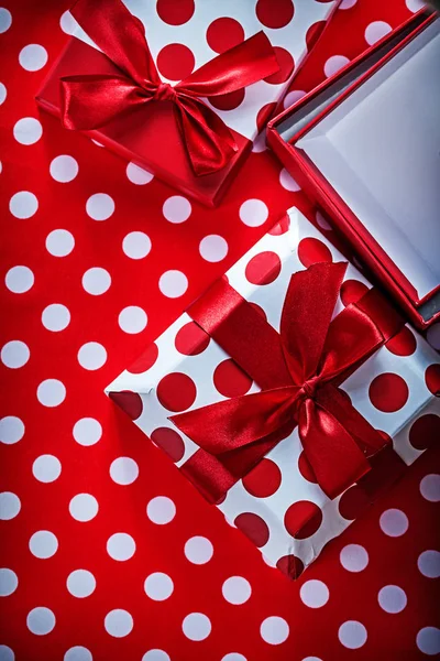 Benekli kırmızı yazdırma arka plan kutlamalar üzerinde hediye kutuları kümesi