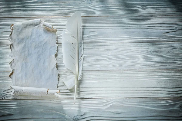 Vintage increspato pennacchio di carta di scorrimento su carta di legno copia spazio — Foto Stock