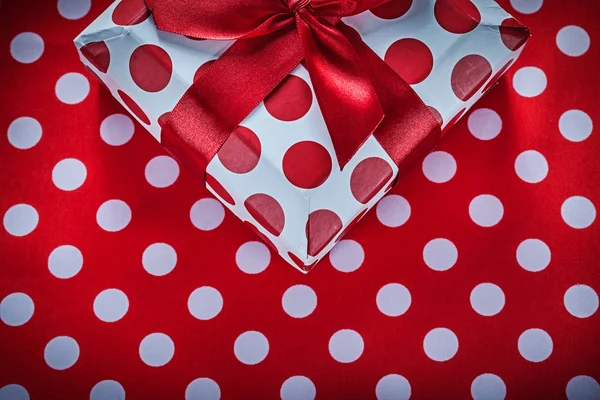 Caja de regalo con cinta atada en mantel rojo de lunares celebran —  Fotos de Stock