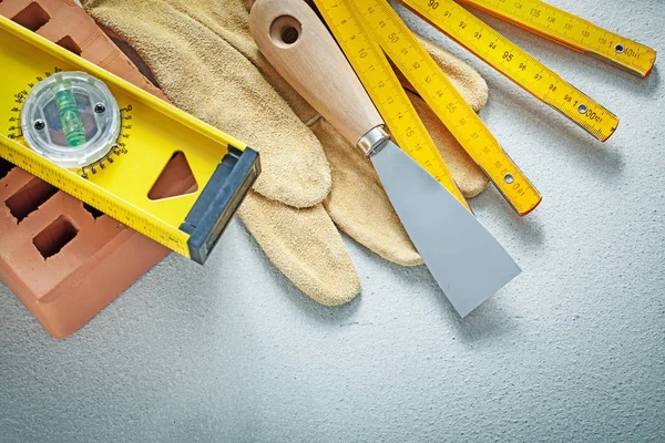 Rojo ladrillo guantes de seguridad pintura rascador nivel de construcción madera — Foto de Stock