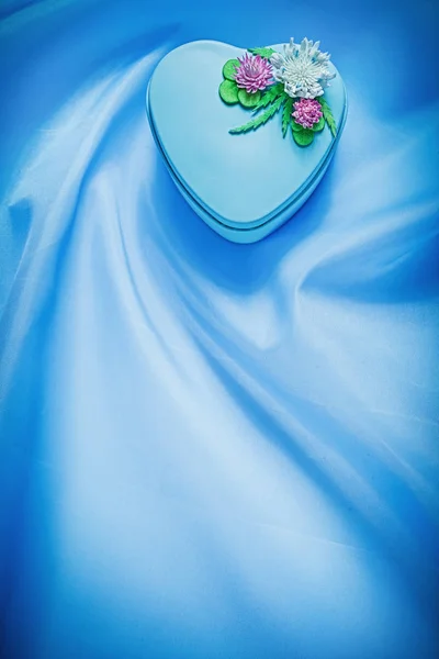 Confezione regalo decorata su tessuto blu concetto di vacanze di sfondo — Foto Stock