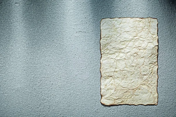 Középkori gyűrött üres papírlapot a szürke háttér — Stock Fotó