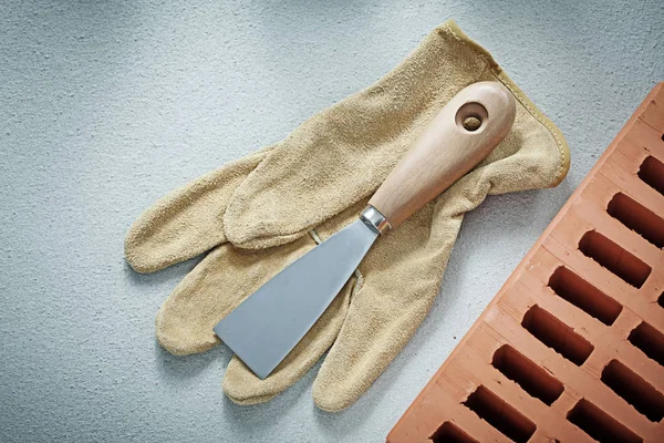 Ladrillos naranja guantes protectores paleta cuchillo en concreto backgr —  Fotos de Stock