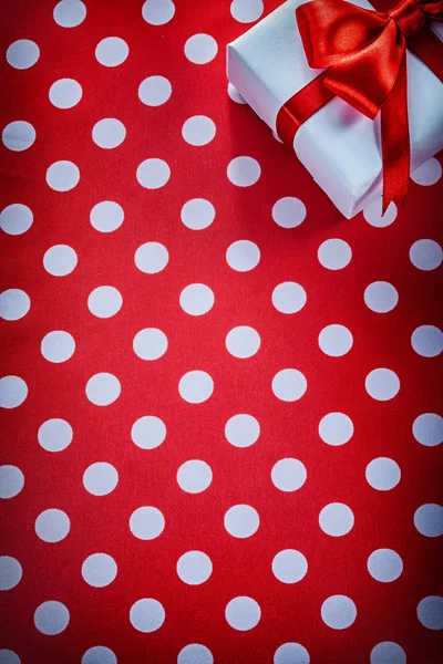 Hediye kutusu benekli kırmızı kumaş tatil kavramı