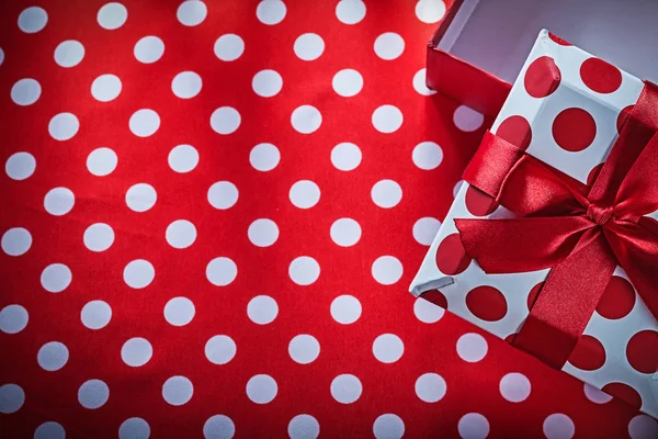 Caja de regalo con lazo en concepto de vacaciones textiles rojo lunares — Foto de Stock