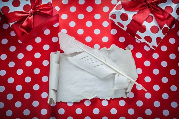 Caja de regalo hoja vintage de plumas de papel en tela roja de lunares — Foto de Stock