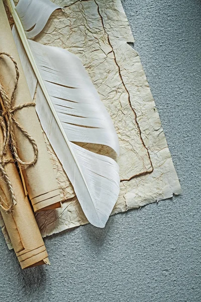 Rouleaux de papier vintage plume sur fond gris — Photo