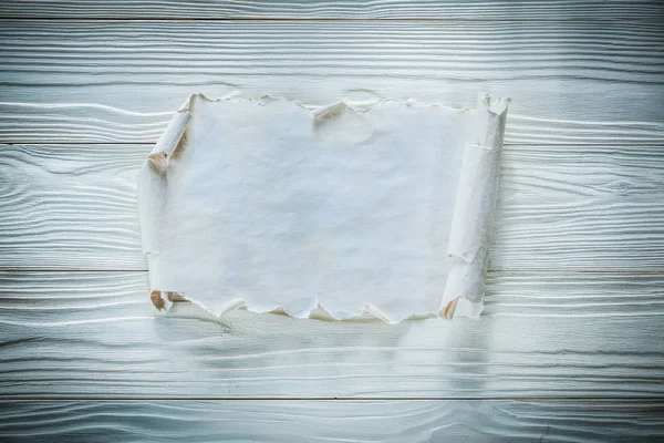 Rollo de papel en blanco vintage en tablero de madera — Foto de Stock