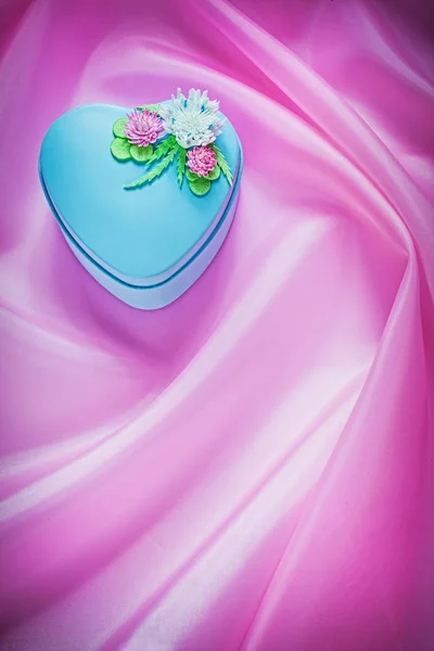 Coffret cadeau bleu sur fond de tissu rose concept vacances — Photo