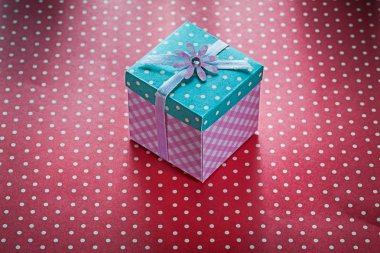 Kırmızı benekli tablo bez kutlamalar kavramı mevcut kutusunda