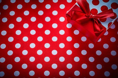 Hediye kutusu benekli kırmızı masa bez tatil kavramı