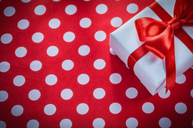 Benekli kırmızı kumaş tatil kavramı mevcut kutusunda