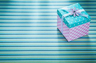 Hediye kutusu dizili tablo bez kutlamalar kavramı