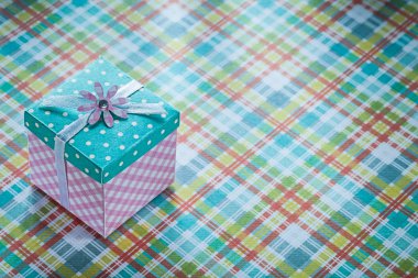 Hediye kutusu işaretli Tekstil kutlamalar kavramı Paketli