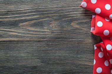 Kırmızı benekli masa örtüsü üzerinde ahşap tahta boşaltmak