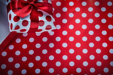 Benekli kırmızı Tekstil kutlamalar kavramı kutulu Hediyelik