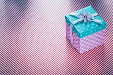 Çizgili kumaş üzerine kutusu arka plan tatil kavramı mevcut